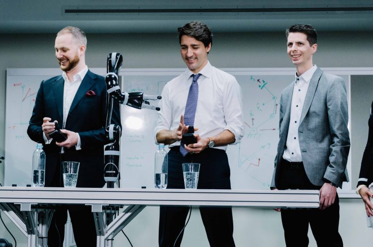 Live coverage pour le passage du Premier ministre Justin Trudeau au siège social de Kinova Robotics. 